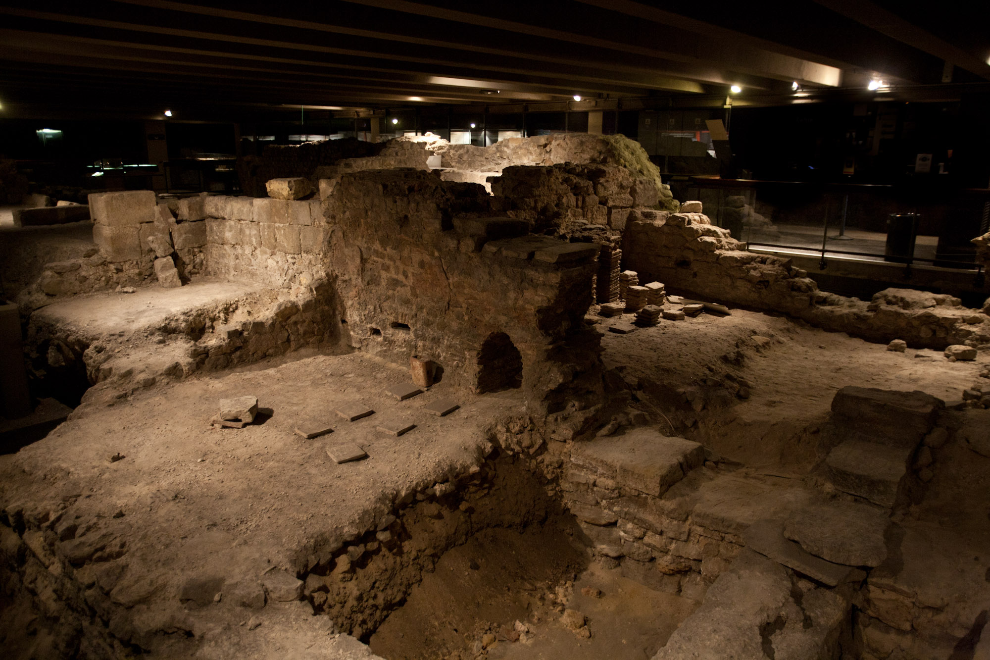 Vestiges gallo-romains dans la crypte archéologique du parvis de Notre-Dame